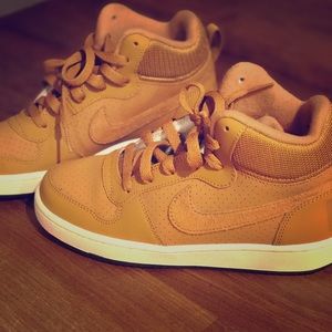 SOLD !!!!!!!! Nike Court Borough Mid (Big Kid)
